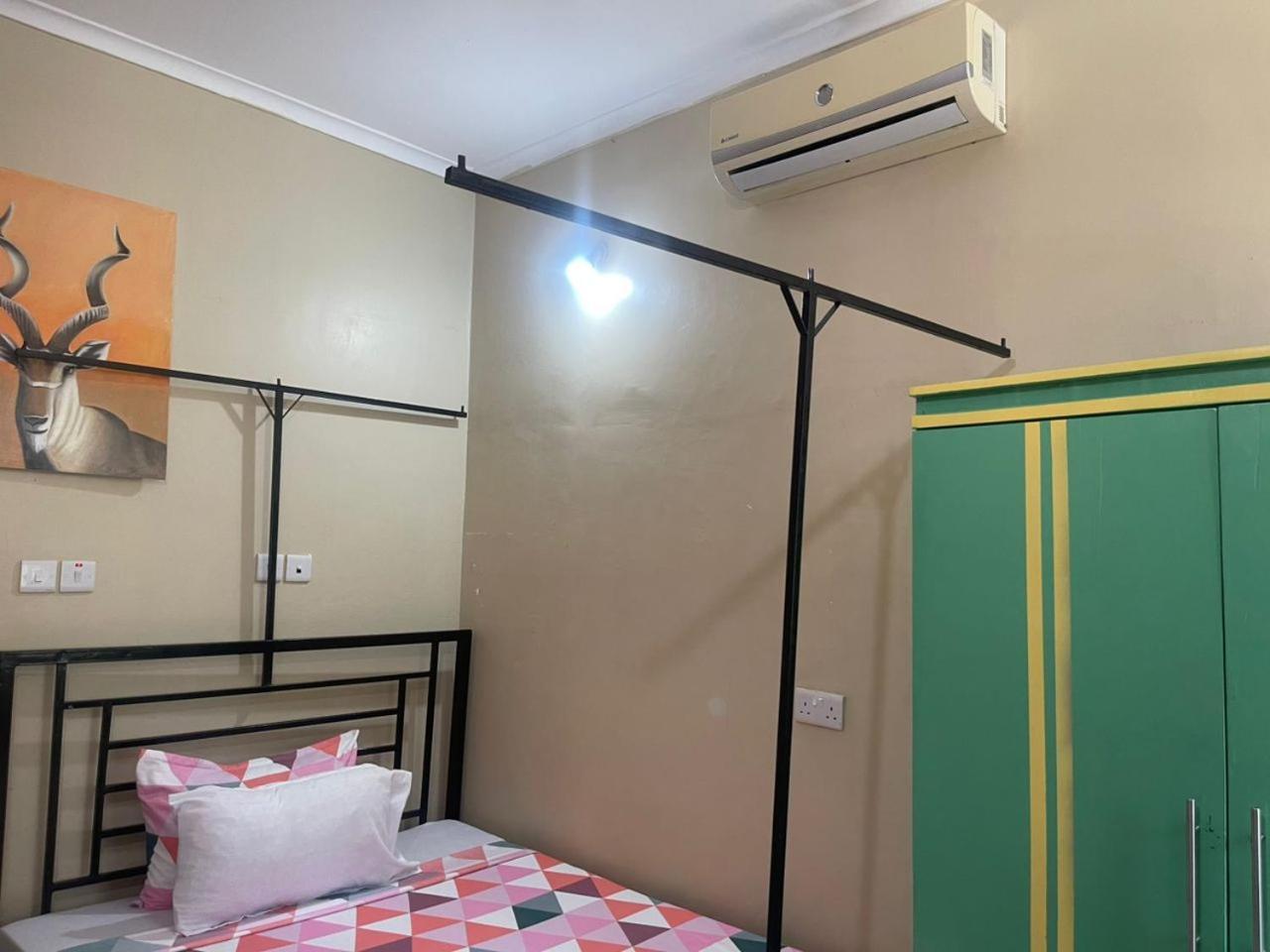 Bed and Breakfast L&J Modern Backpackers Kinondoni Dar es Salaam Pokoj fotografie